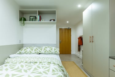 Premium En Suite City View - Image 3